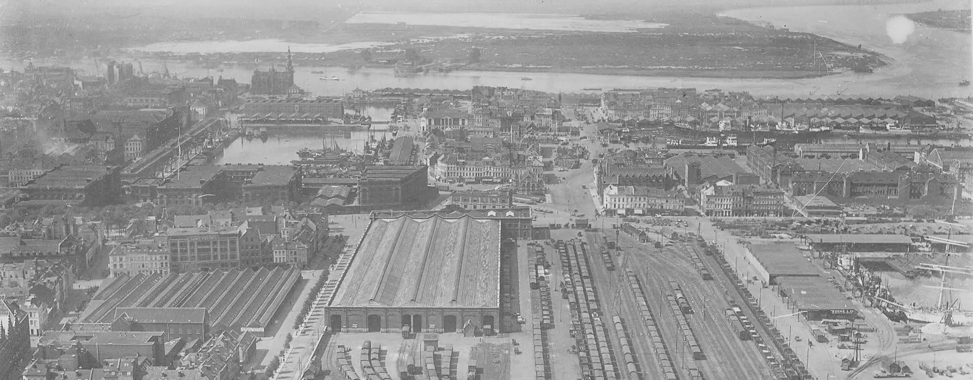 Historische luchtfoto van het Eilandje en de Antwerpse dokken, met de rangeerterreinen en loodsen vóór de herontwikkeling