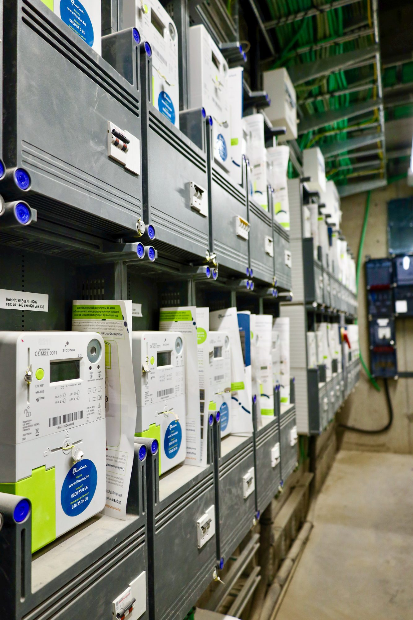 De digitale elektriciteitsmeters in de kelder op -1