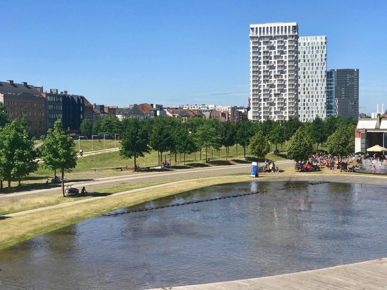 Park Spoor Noord met zijn waterpartij en de Doktoren-toren op de achtergrond