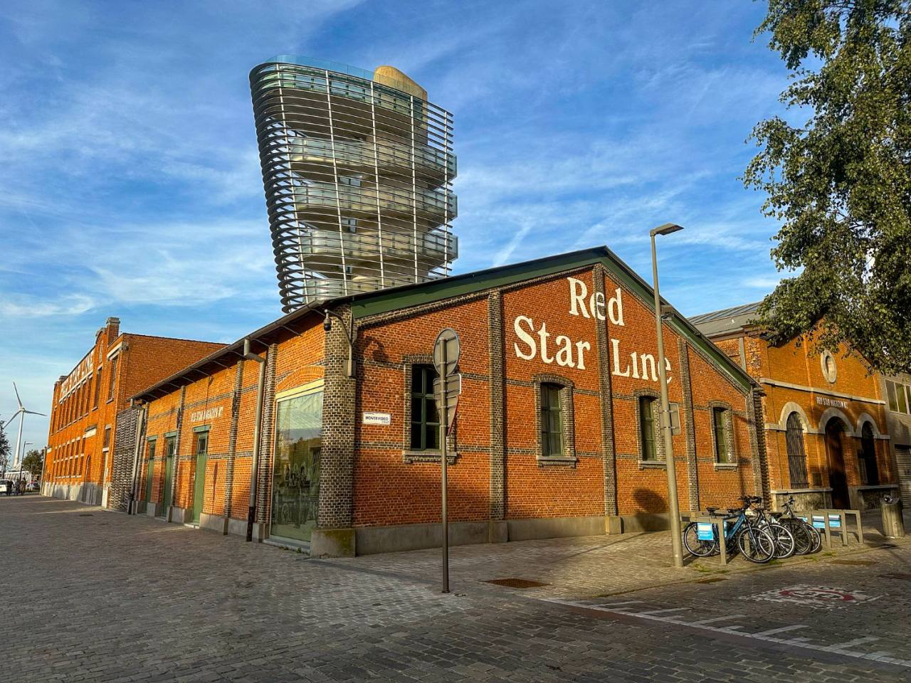 De bakstenen loodsen van het Red Star Line Museum met het opschrift “Red Star Line” op de gevel, en de uitkijktoren van het museum erachter