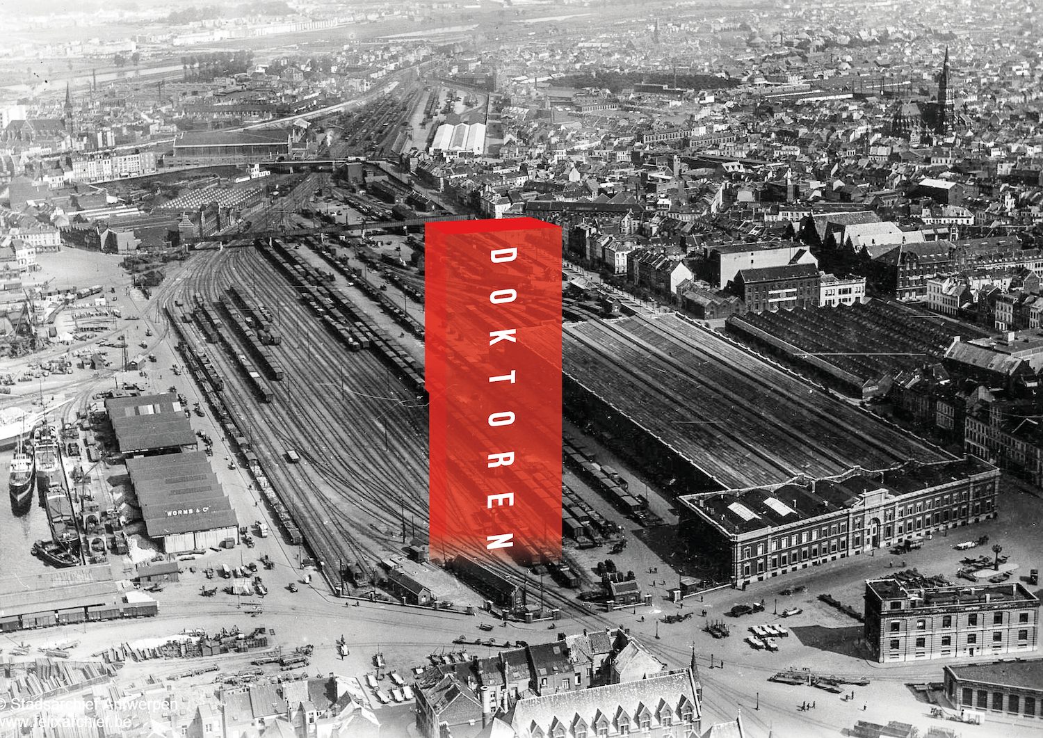 Een historische foto van het voormalige rangeerterrein aan de dokken, lang vóór de bouw van de Doktoren — de rode markering toont waar de toren vandaag staat. © Stadsarchief Antwerpen / felixarchief.be